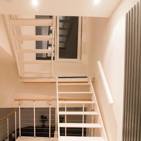Full 4 Floors House At The Center *